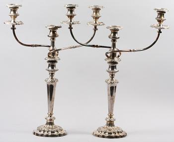 KANDELABRAR, ett par, pläter, möjligen England. 1900-talets första hälft.