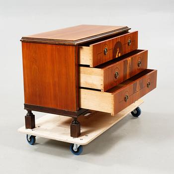 A 1920/30s chest of drawers.