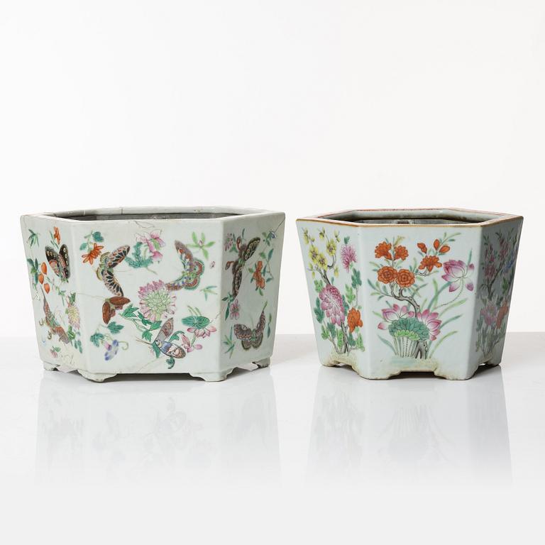 A set of two famille rose jardinieres, Qing dynasty, 19th century.