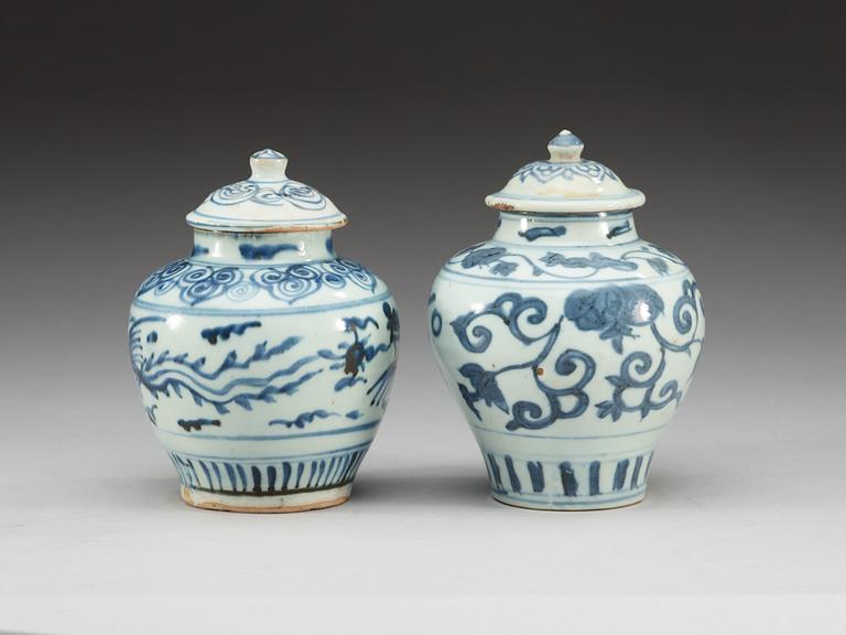 KRUKOR med LOCK, två stycken, porslin. Ming dynastin, Wanli (1573-1620).