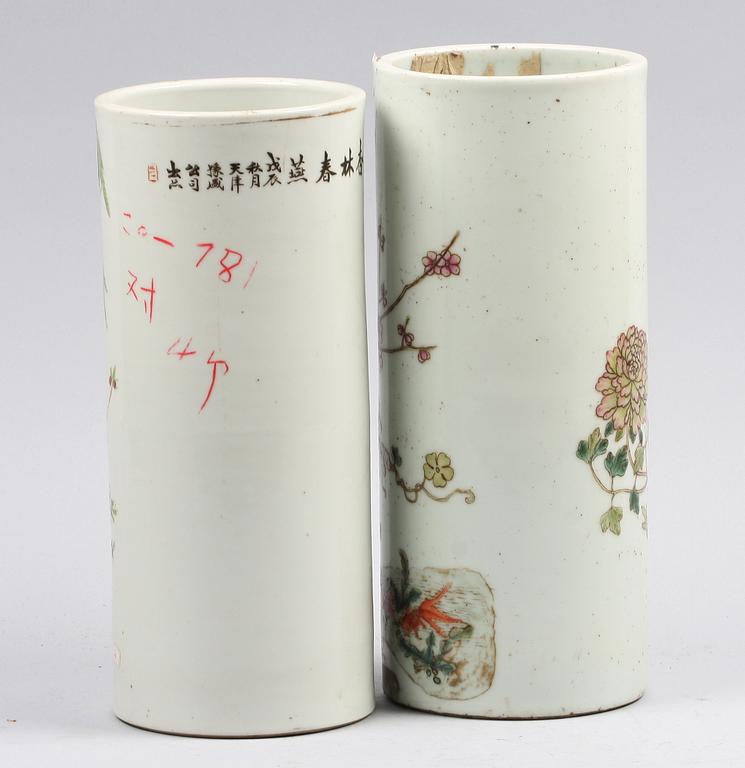 PENSELVASER, 2 st, porslin, Kina, 1900-tal.