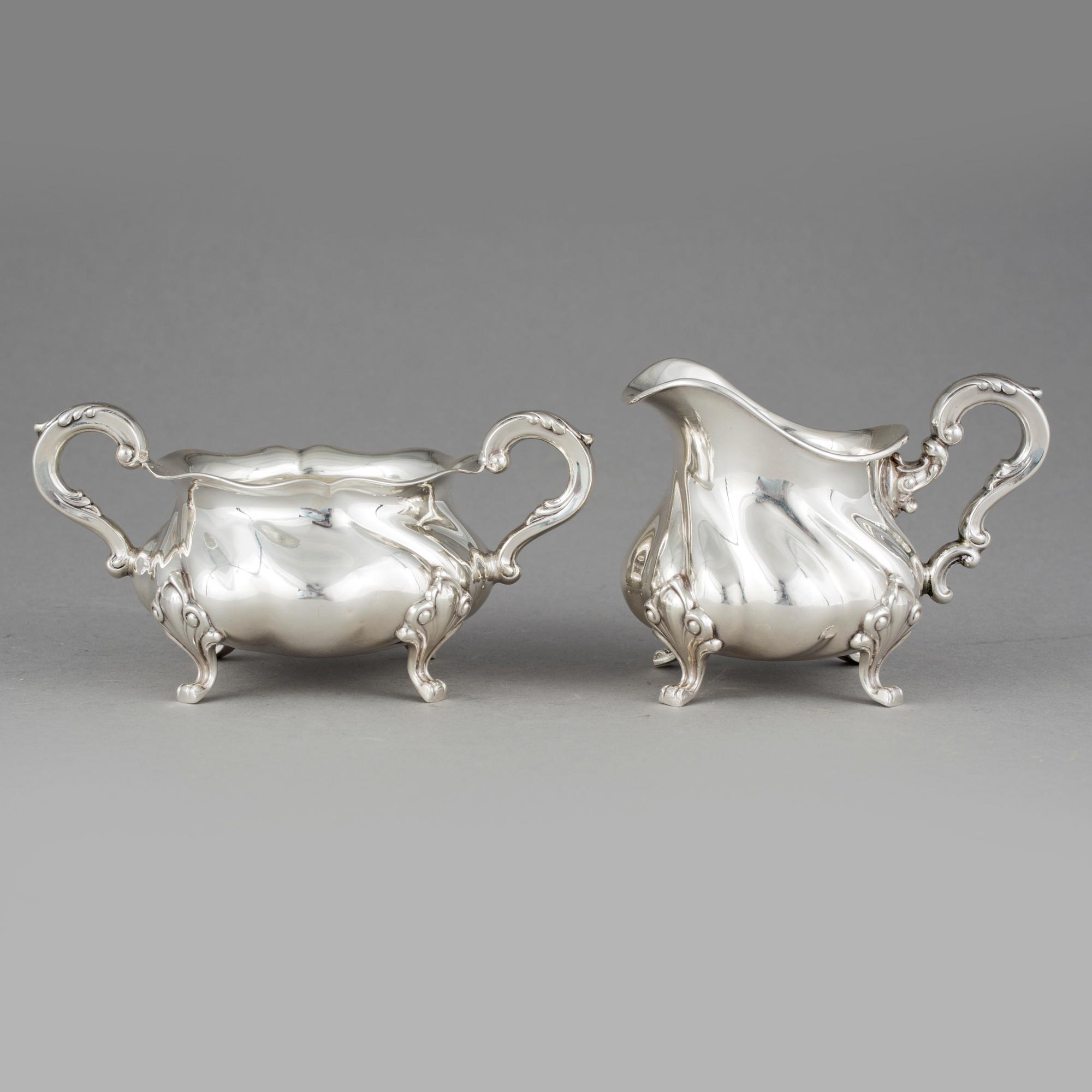 SOCKERSKÅL OCH GRÄDDKANNA, silver, rokokostil, 1900-tal. Vikt ca 211 gram.