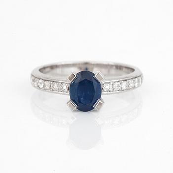 RING, Med safir ca 1.50 ct och diamanter totalt ca 0.24 ct.