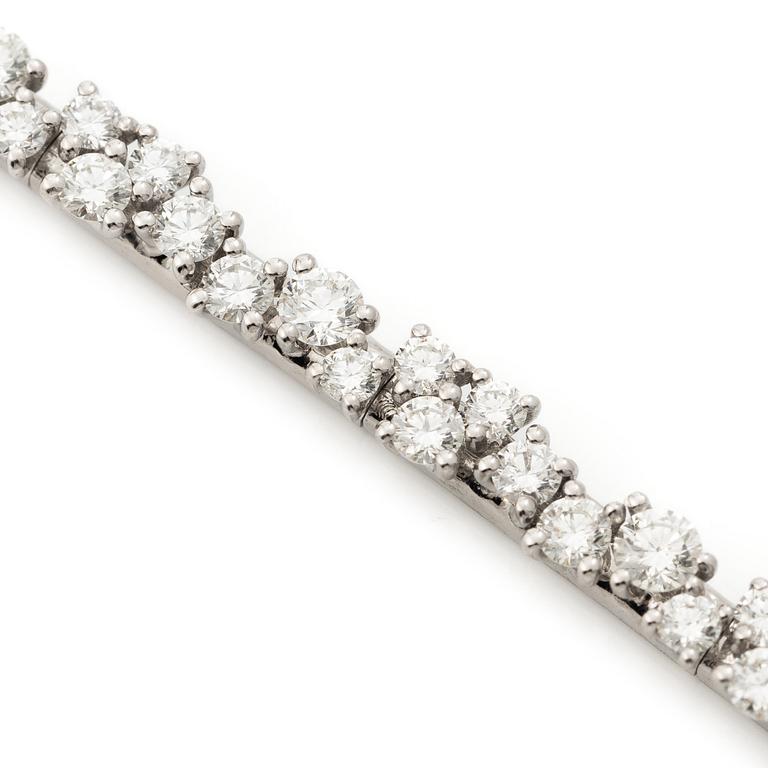 Bracelet 14K gold with round brilliant-cut diamonds.