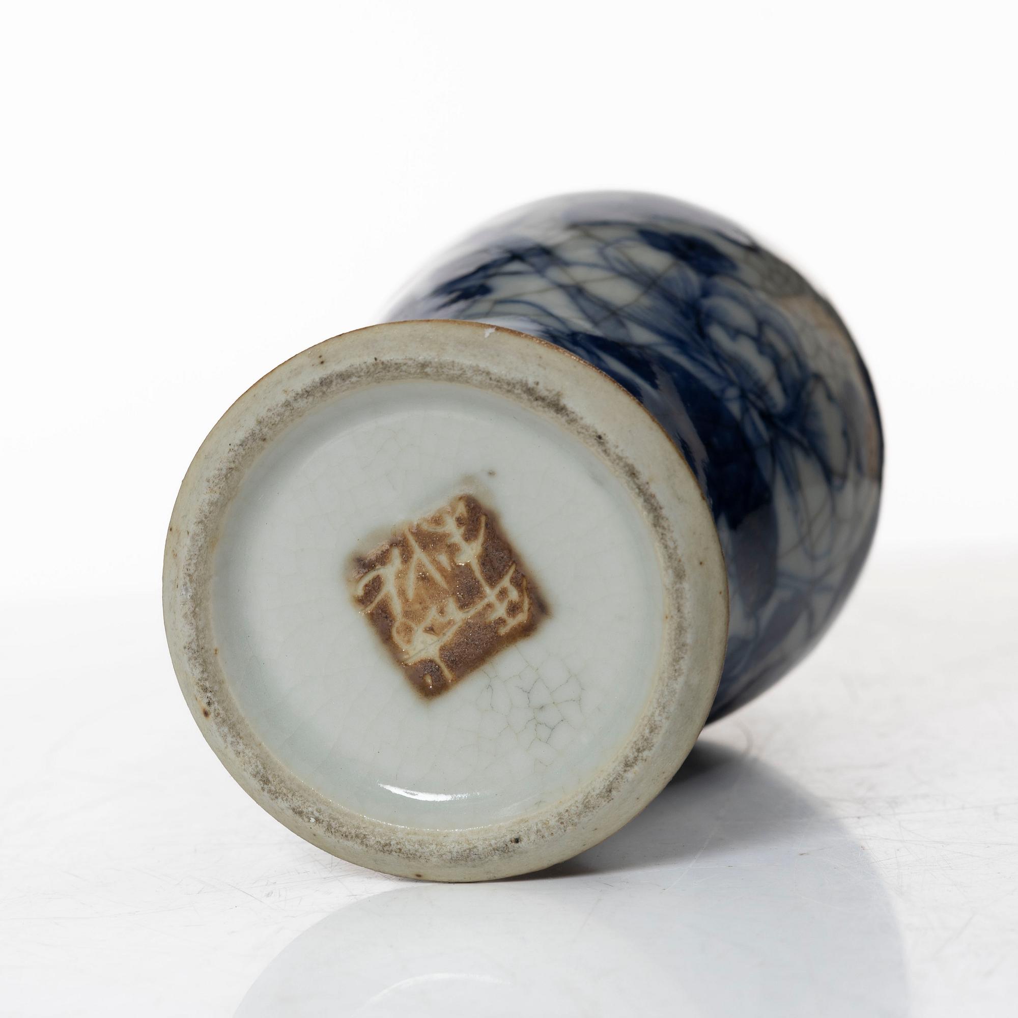 A Chinese porcelain vase and a bowl, around 1900.