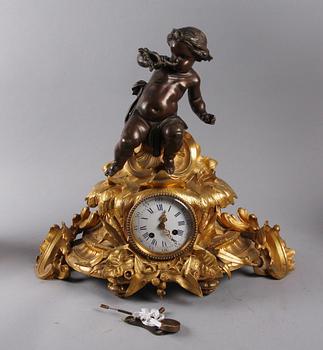 BORDSPENDYL med KANDELABRAR, ett par, Louis XV-stil, 1800-tal.