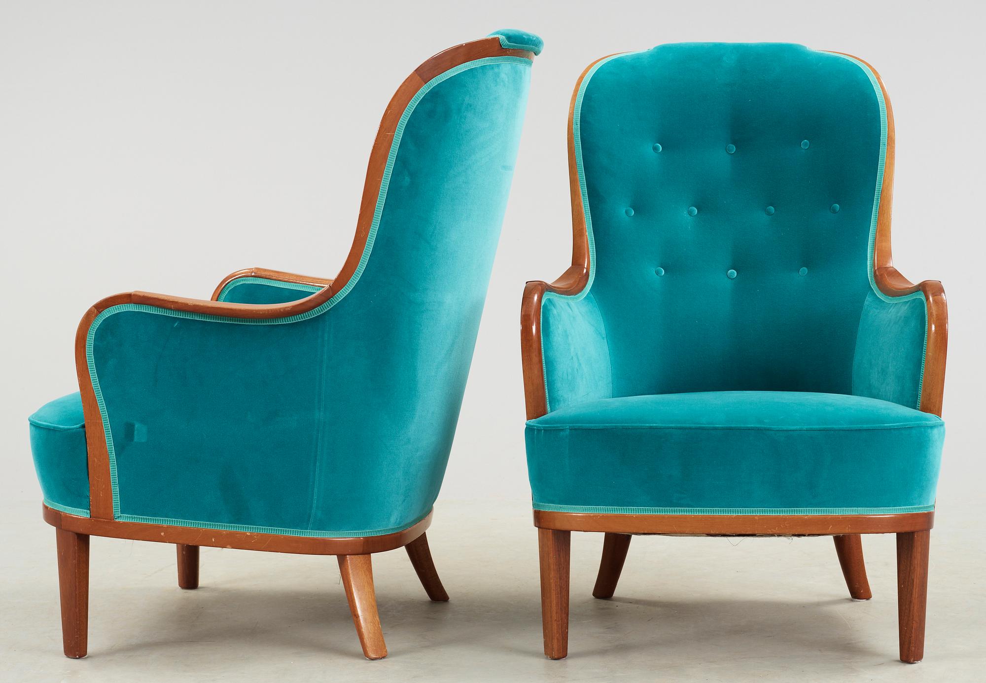 FÅTÖLJER, 2 st, "Advokaten", brännmärkta Carl Malmsten, 1900-talets andra hälft.