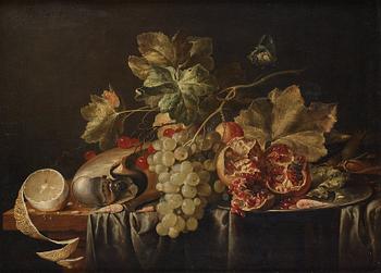 646. Jan Davidsz. de Heem Hans ateljé, Stilleben med nautilussnäcka, druvor, citron och granatäpple.