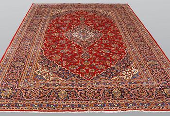 A carpet, Kashan, ca 355 x 248 cm.