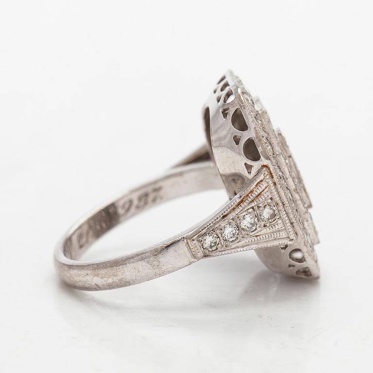 Sormus 18K kultaa ja briljanttihiottuja timantteja, Koru-Sampo Turku 1987.