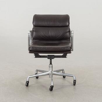 CHARLES & RAY EAMES, skrivbordsstol, "Soft pad chair". Herman Miller omkring 2000.