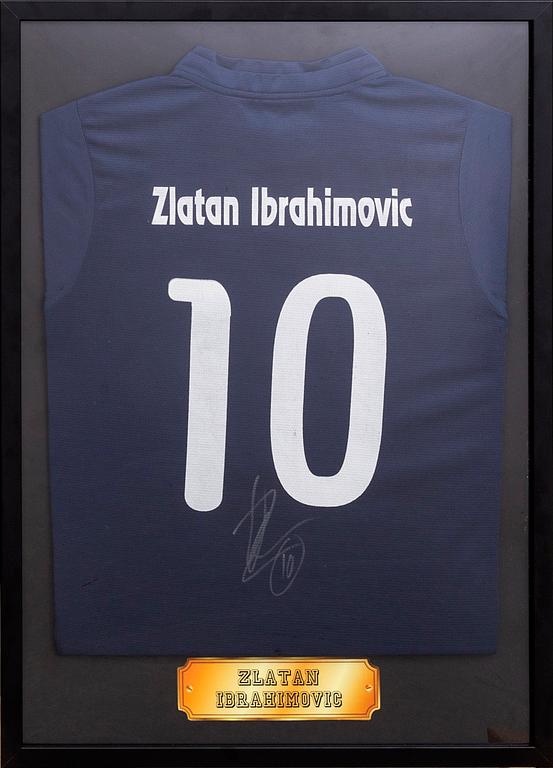 PSG TRÖJA NR 10 MED ZLATAN IBRAHIMOVICS AUTOGRAF.