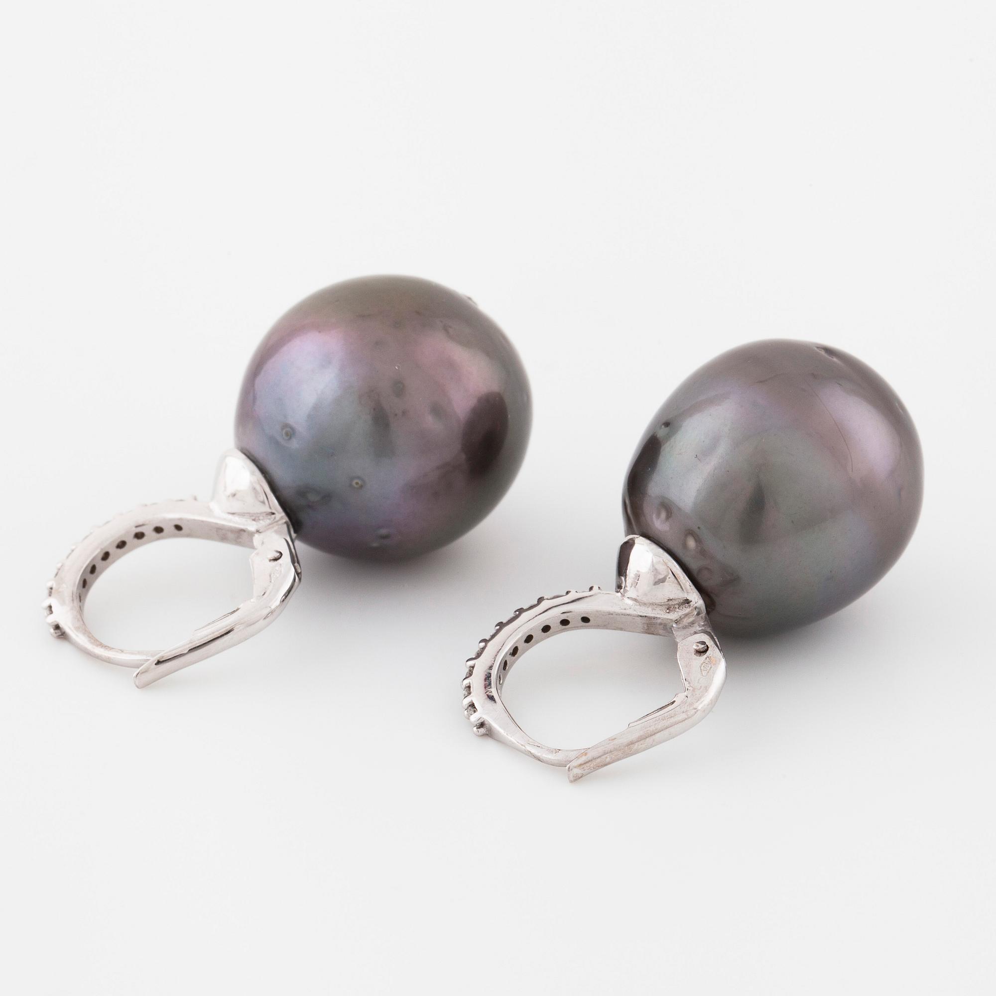 ÖRHÄNGEN, med odlade Tahitipärlor och briljantslipade diamanter totalt ca 0.18 ct.
