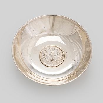 Hopeaesineitä, 3 kpl, hopea .950, Japani, joista kaksi noin v. 1900 ja yksi 1900-luvun alkupuolelta.