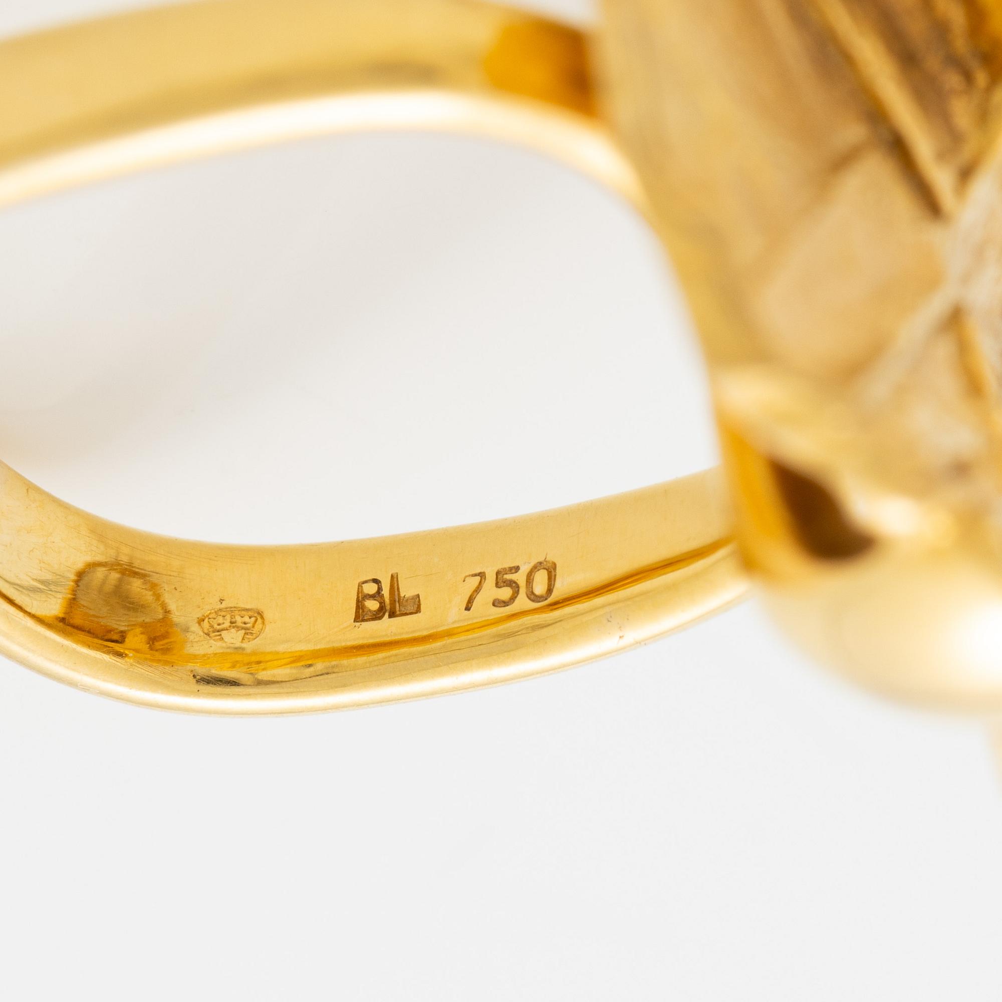 A ring, 18K gold with a fancy-cut smoky quartz and round brilliant-cut diamonds.