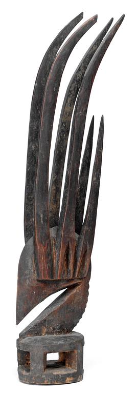 HUVUDPRYDNAD. Tshiwara (stiliserad antilop). Trä. Bambara-stammen. Mali ca 1920-1940. Höjd 55,5 cm.