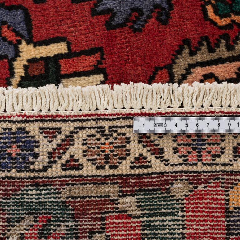 A Bachtiari old carpet, ca 296 x 212 cm.