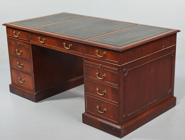 SKRIVBORD, engelsk stil, 1900-talets andra hälft.