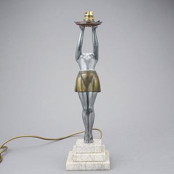 BORDSLAMPA, metall, 1900-talets andra kvartal.