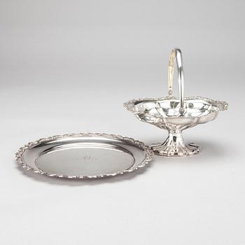 KORG samt FAT, silver, Helsingfors 1948 och Åbo 1956. Vikt 640 g.