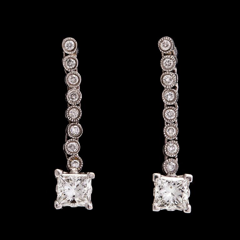 A pair of 18K whitegold earrings with princess-  and brilliantcut diamonds approx 1.26 ct in total.