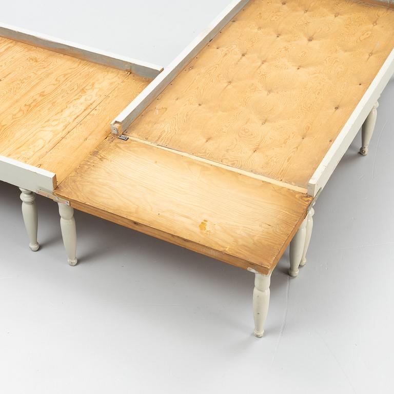 Bankettsoffa i två delar för hörn, sengustaviansk stil, 1900-tal.