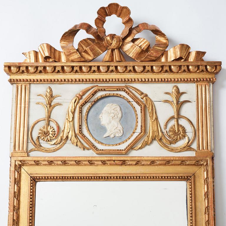 A Gustavian mirror.