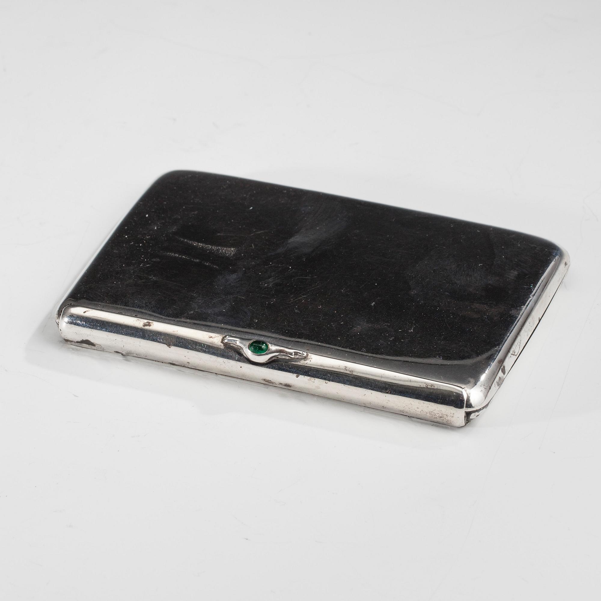 CIGARRETTETUI, silver med grön sten, Moskva, Ryssland ca 1910-20. Vikt 177,5 g.