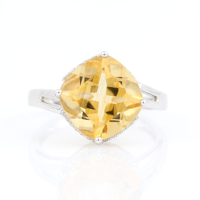 RING, 14K vitguld med citrin ca 4,70 ct och små diamanter tot ca 0,24 ct. Vikt 3,7 g.