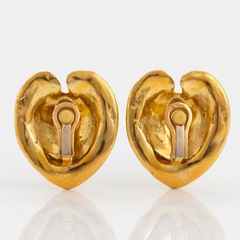 A pair of Elisabeth Gage earrings in 18K gold.