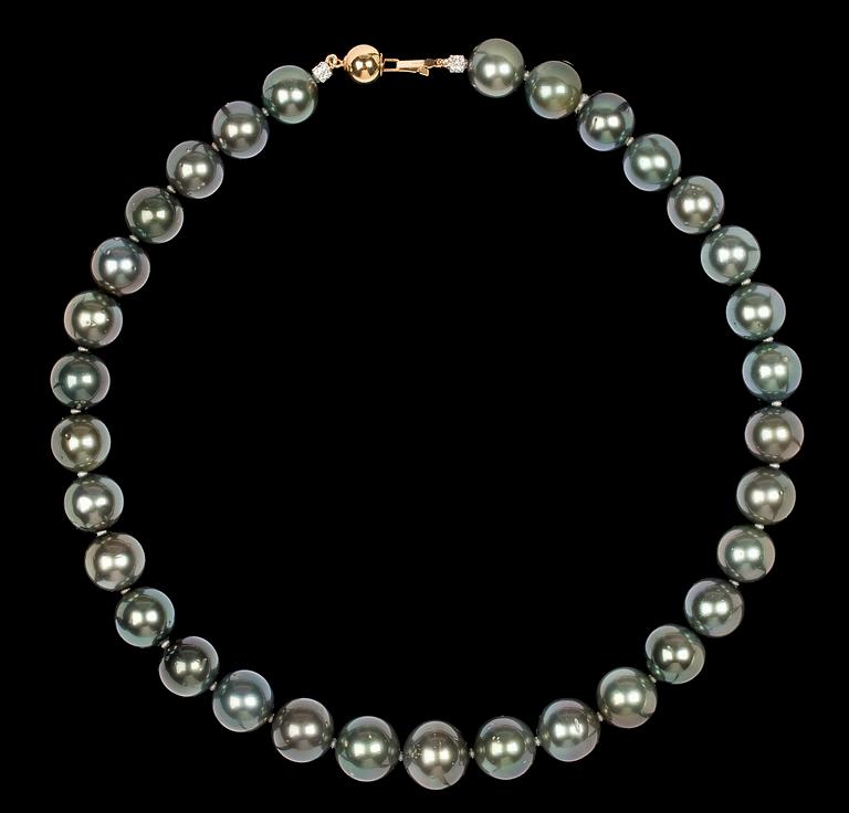 A cultured Tahiti pearl necklace, 14,5 - 12,2 mm.