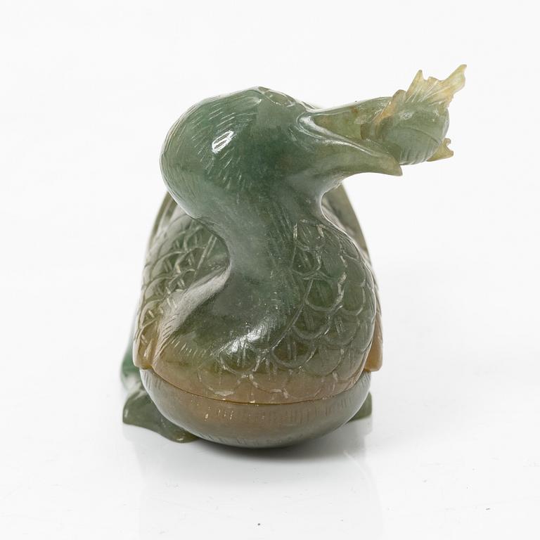 Bälteshake samt amulett och ask, nefrit och sten, Qingdynastin.