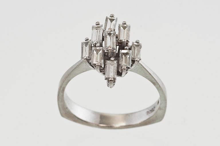 RING, 18K vitguld, 9 st. baguetteslipade diamanter ca 1,45 ct totalt. Tot. vikt ca 5,5 g.