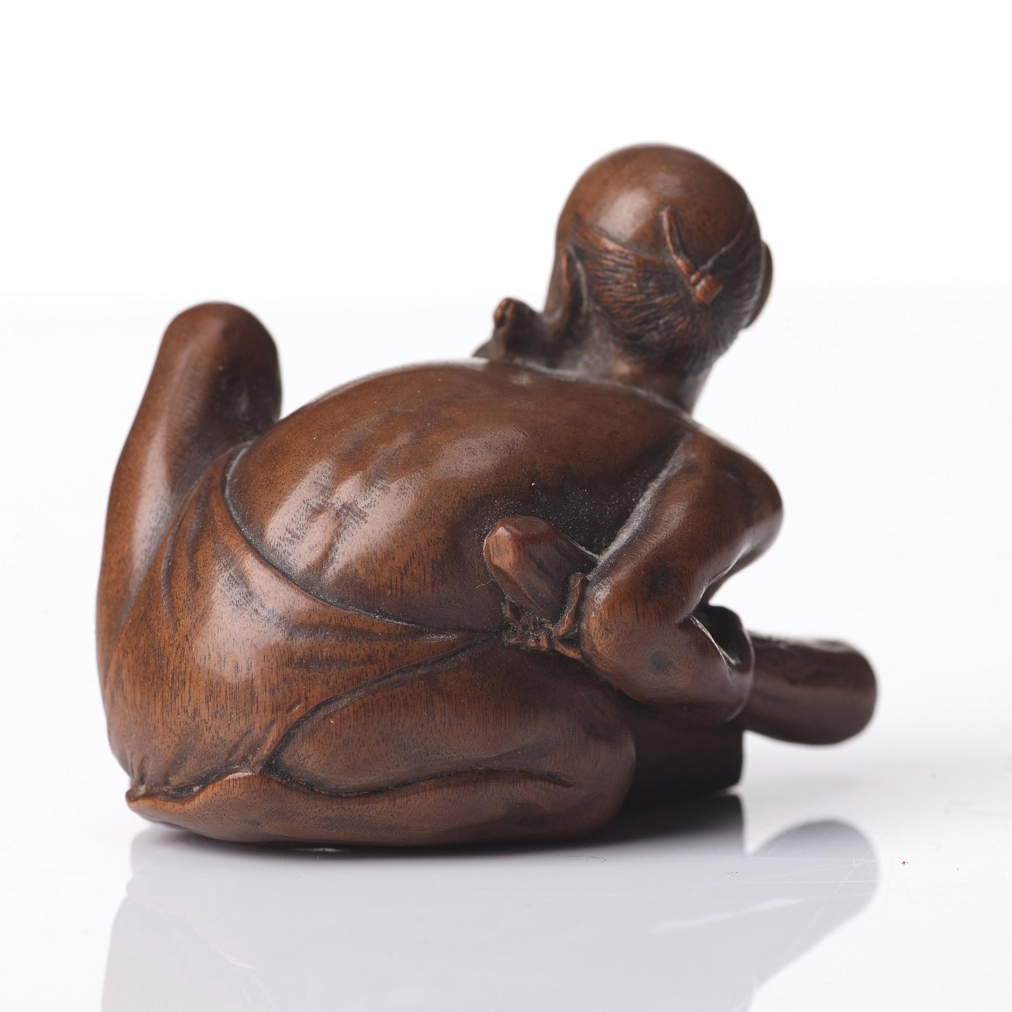 OKIMONO trä samt NETSUKE. Japan, Meiji (1868-1912).
