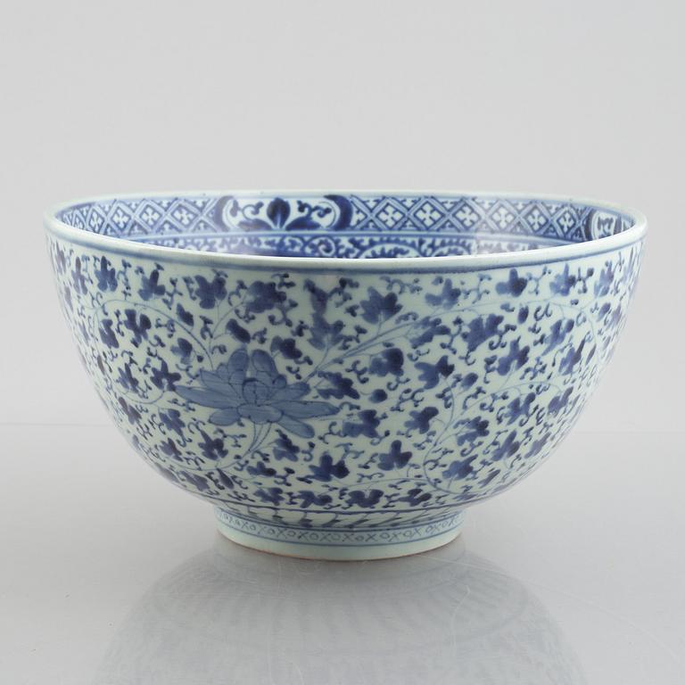 Skålar, två stycken, samt fat, porslin. Japan, Meiji (1898-1912).