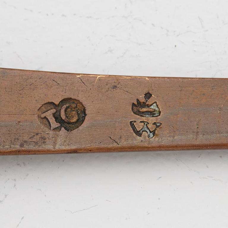 A serving spoon by Isak Gråsten (1770-1821), Wedevågs bruk.