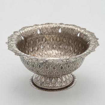 Malja, hopeaa, mogultyylinen, 1700-luku. Suomalaiset tarkastusleimat, Ossian Hopea, Porvoo 1977.