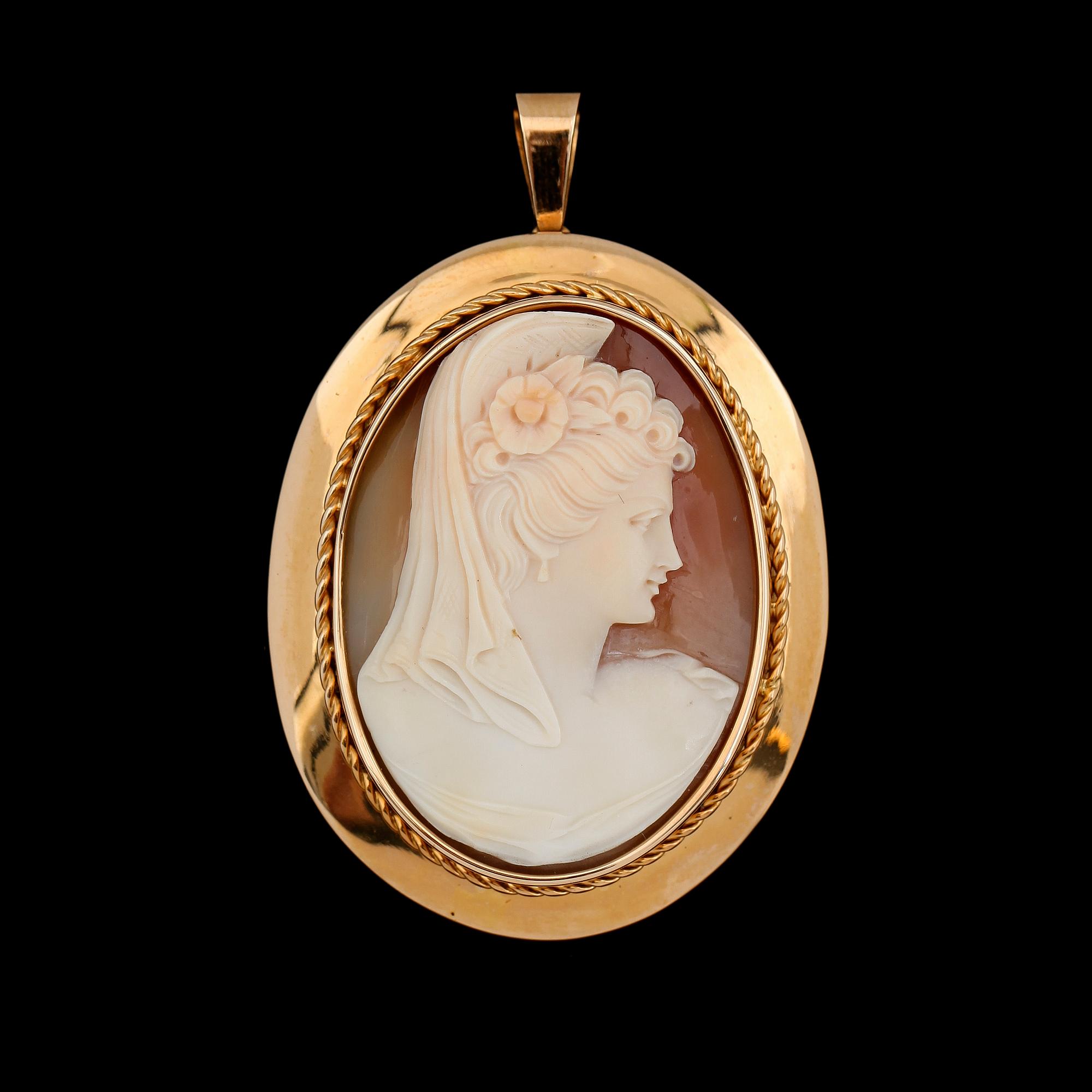 BROSCH/HÄNGE, 18K guld och snäckskalskamé, svenska stämplar, 1957.