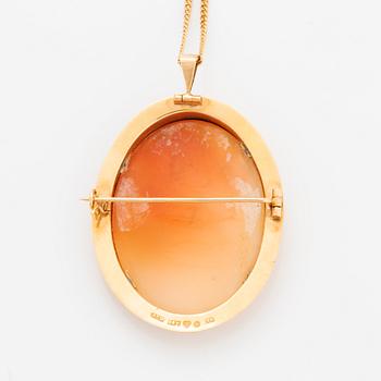 Hänge/brosch snäckalscamé med kedja 18K guld.