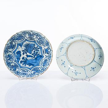 Tallrikar, 12 stycken, kraakporslin. Mingdynastin, Wanli (1572-1620).