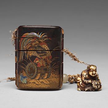 732. INRO, lack samt NETSUKE, ben. Japan, Meiji (1868-1912).