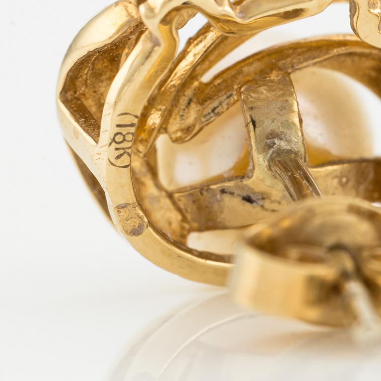 Örhängen med odlade pärlor och briljantslipade diamanter.