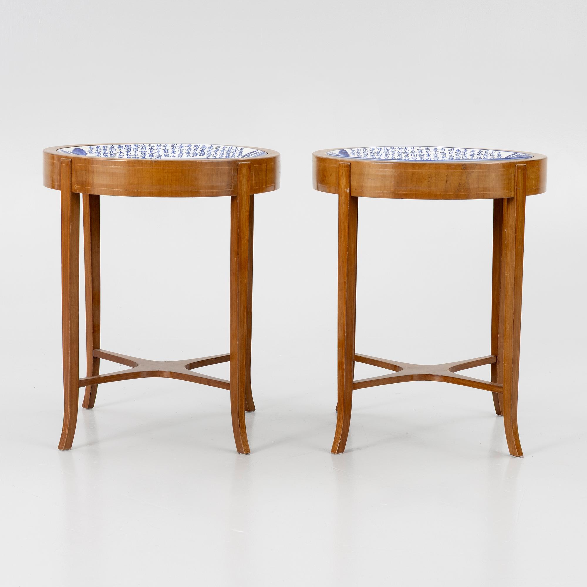 Bord med porslinsfat, ett par, Europa & Japan. omkring år 1900.