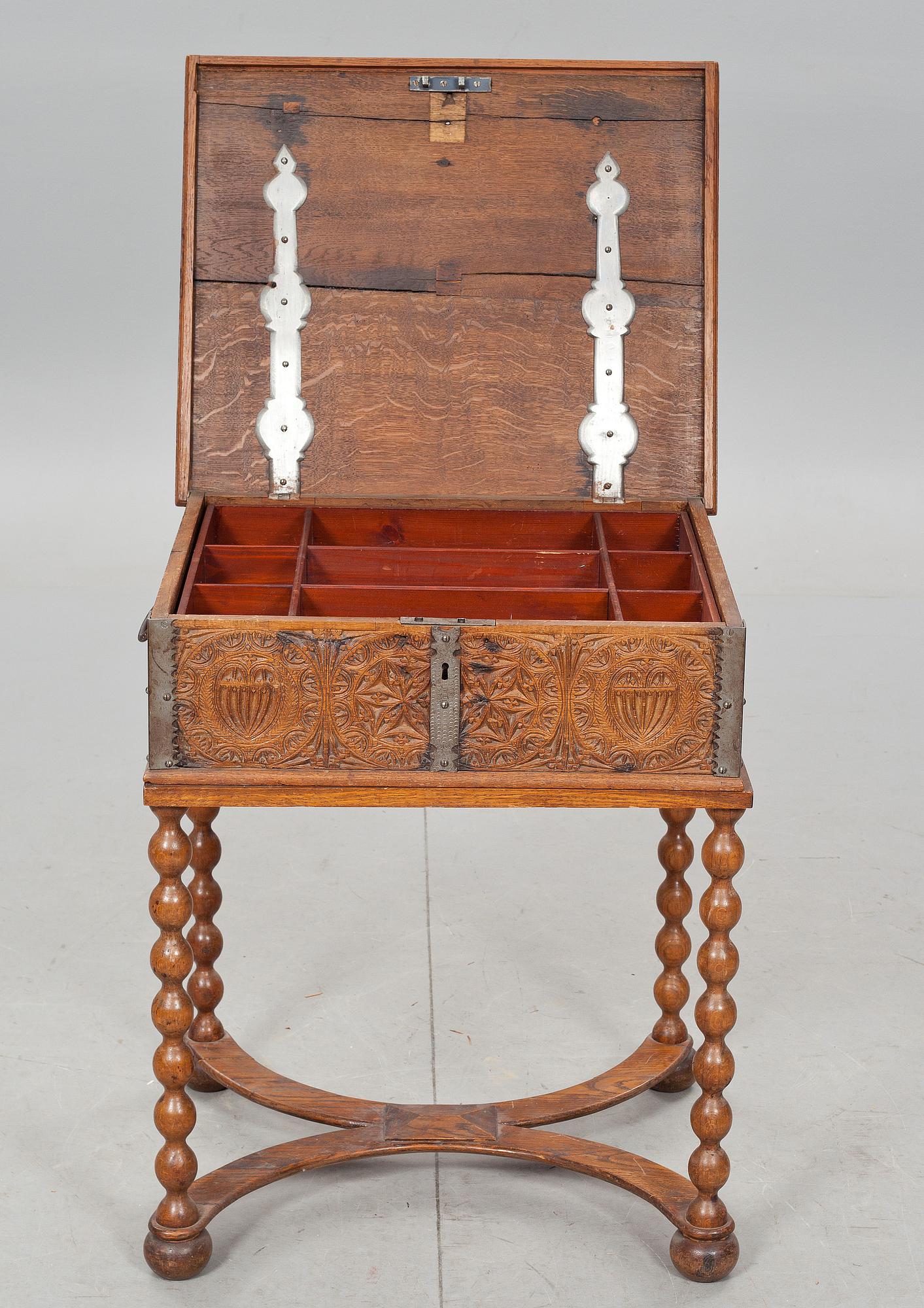 SKRIN PÅ BENSTÄLLNING, barock. 1700-tal.