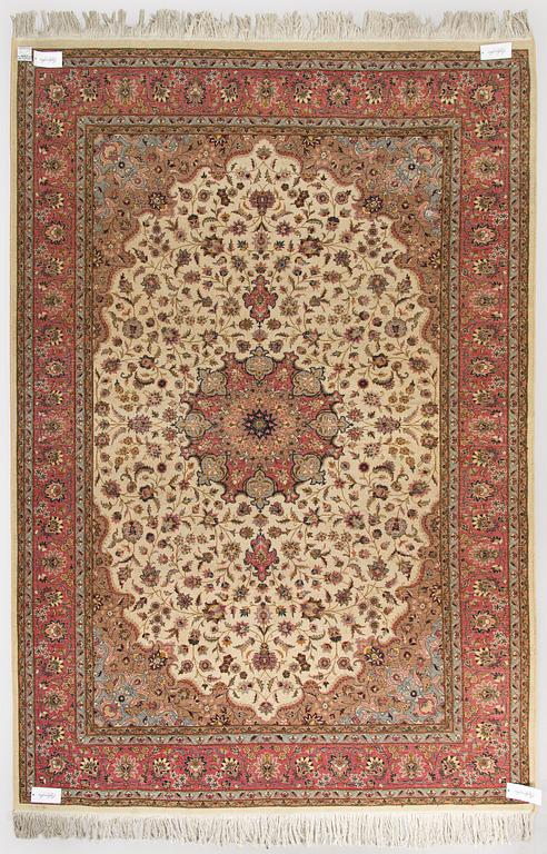 A Tabriz rug, approx. 276 x 183 cm.