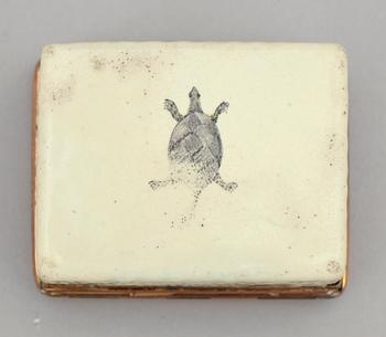 DOSA samt CIGARETTETUI, 2 st, emalj, 1900-talets början.