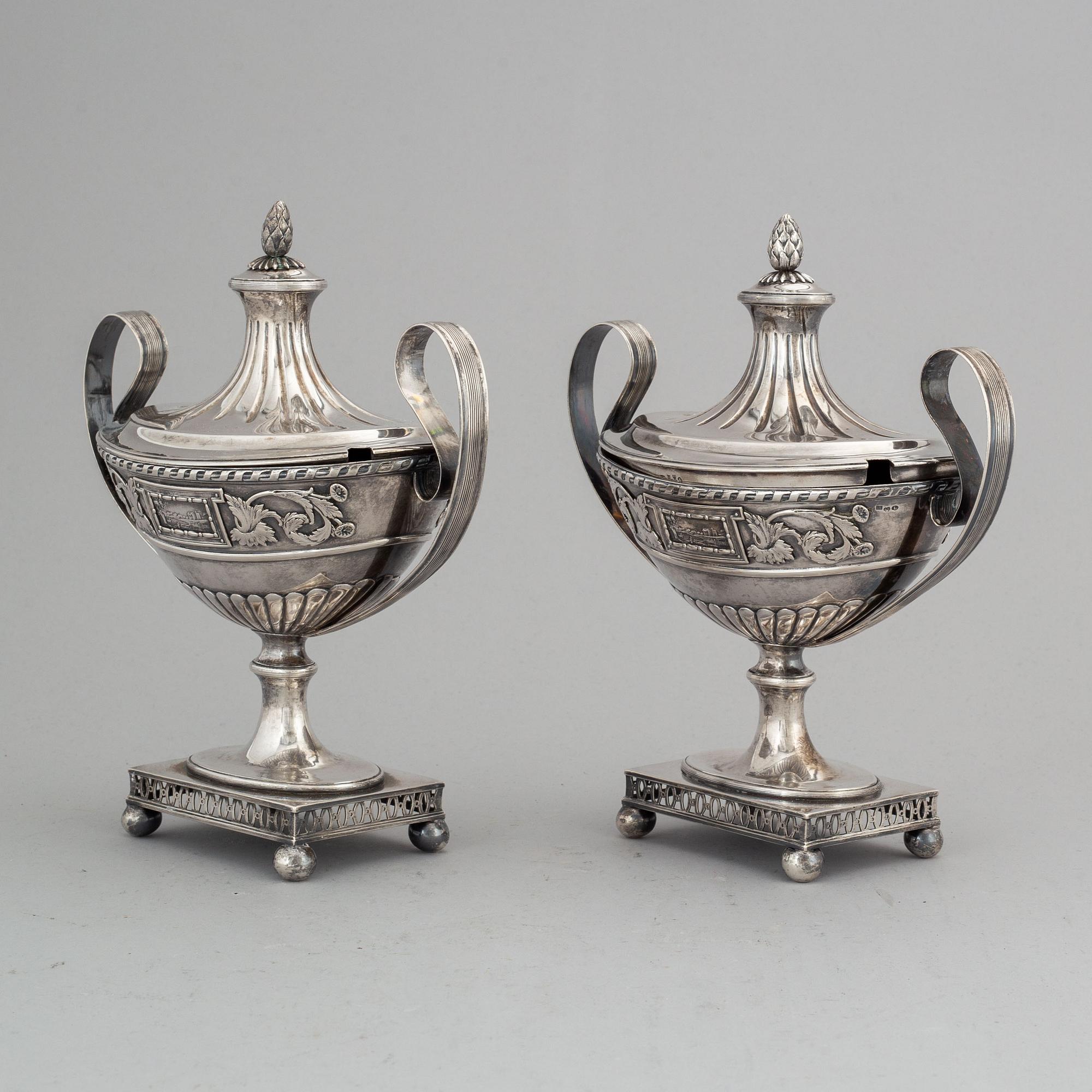 SAMUEL PETTERSSON, sockerskålar med lock, ett par, silver, Linköping 1887.