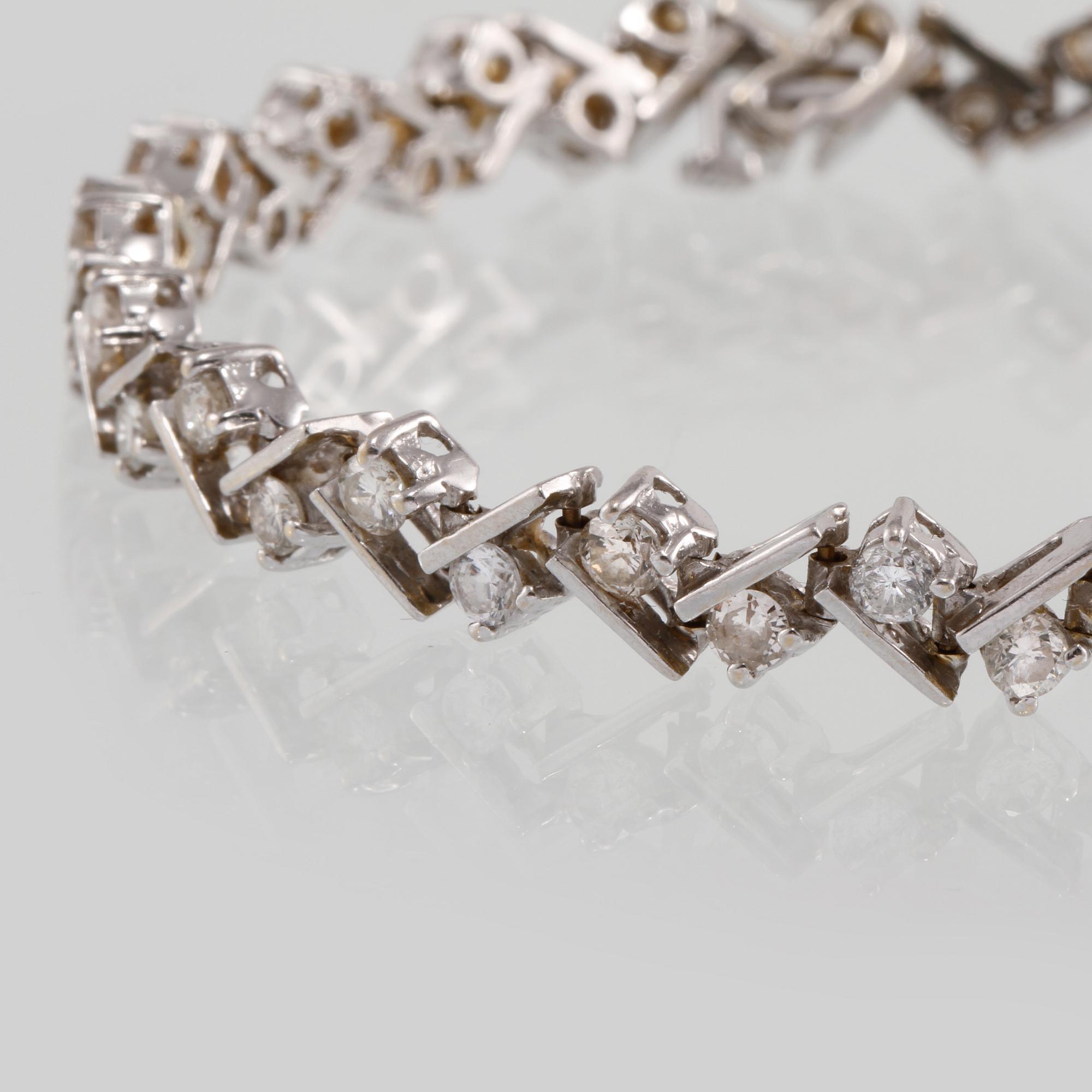 ARMBAND, 14k vitguld med briljantslipade diamanter, totalt ca 4.20 ct. Vikt 17 g.