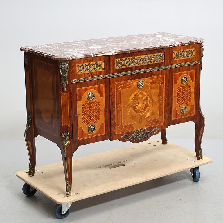 BYRÅ, gustavianskt stil, 1900-tal.