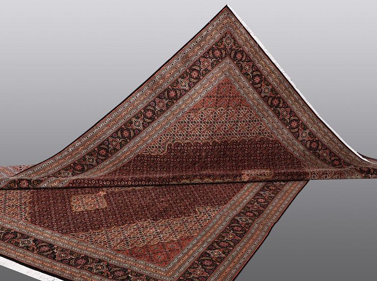 A CARPET, Tabriz, sk Mahi, 60 Raj, 286 x 200 cm.